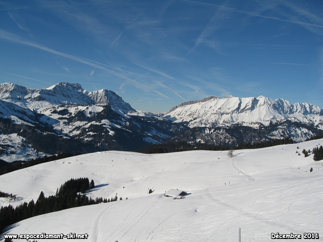 A droite, vue sur les pentes du Mt Rond avec les Aravis en toile de fond