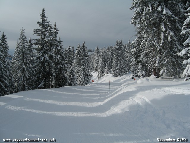 La piste continue à flanc de montagne La piste continue à flanc de montagne