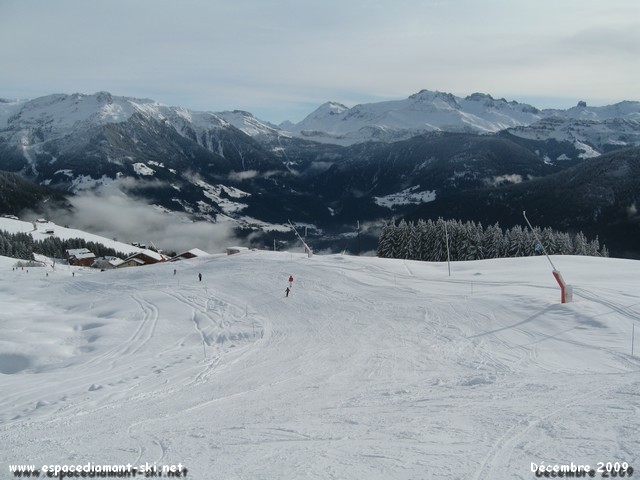 La fin de la piste, face aux montagnes du Beaufortain La fin de la piste, face aux montagnes du Beaufortain