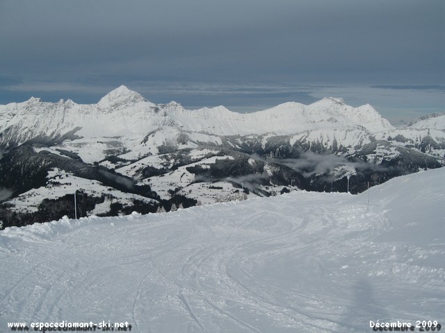Vue sur les Aravis et le superbe Mt Charvin Vue sur les Aravis et le superbe Mt Charvin