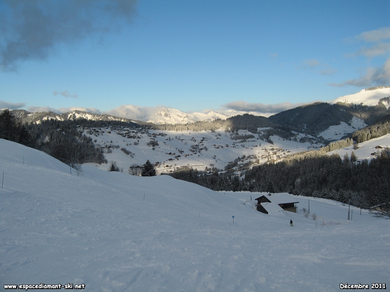 A gauche, vue sur le Planay (NDB 1350 m) et le massif du Reguet