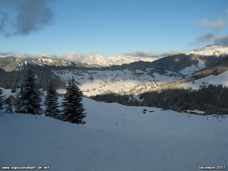 On dbouche sur les alpages du massif surplombant la D71a