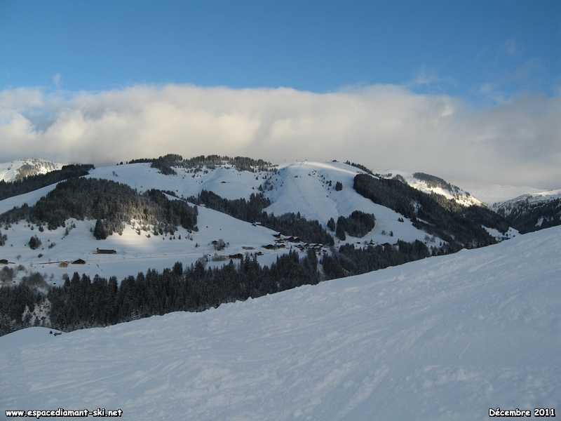 En face, le massif du Mont Rond et le versant de la Boulangre