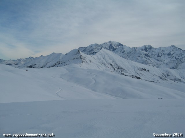 La Chaîne du Mt Blanc, les Aiguilles Croches et les pentes encore vierges de Véry