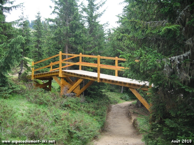 Croisement en toute scurit avec le sentier piton du tour de la Lgette !
