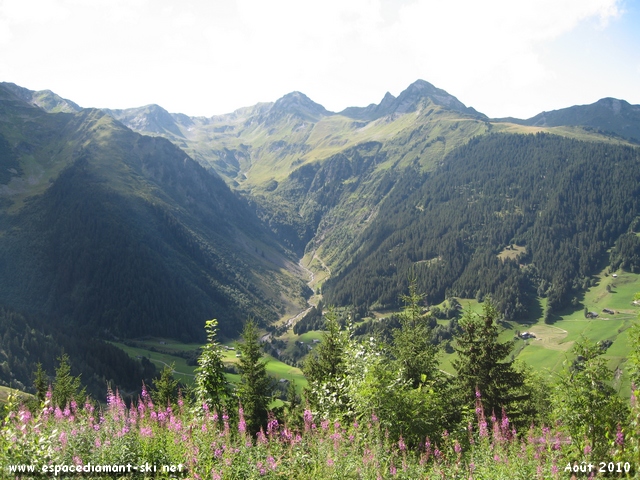 A gauche, vue sur le massif du Mirantin