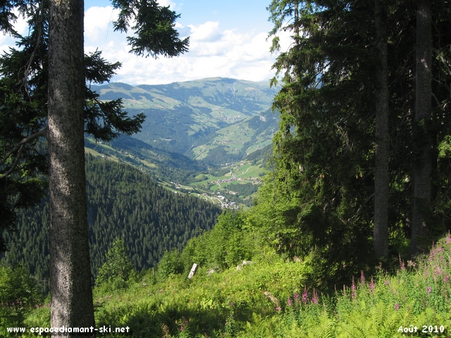 Le domaine des Saisies au loin, avec les pentes du Mt Clocher et le village d'Hauteluce