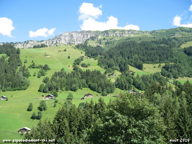A droite, la Roche Parstire culminant  2108 mtres d'altitude, derrire laquelle s'tend le Lac de Roselend