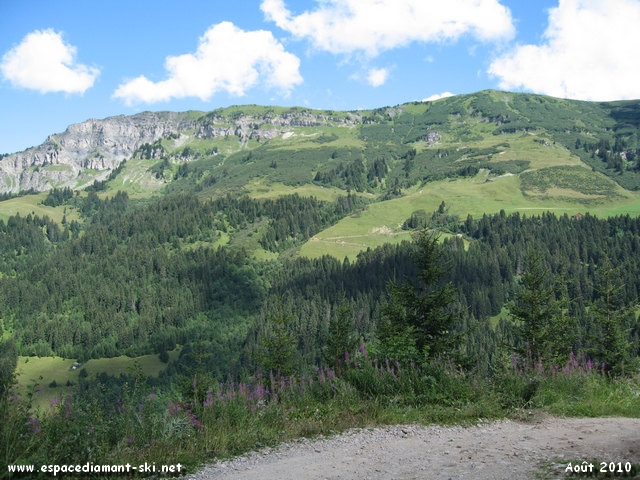 Vue sur le massif de la Roche Parstire, au pied duquel passe l'itinraire XC n9