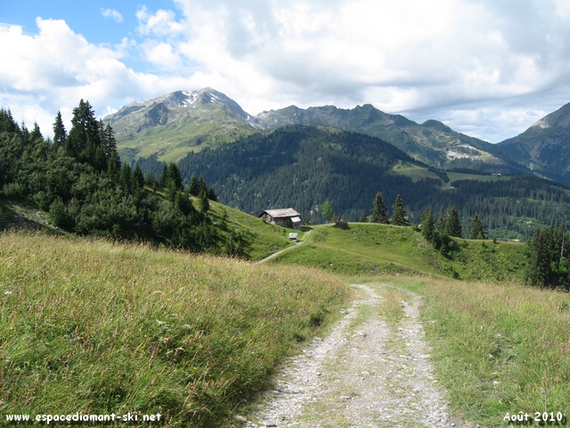 Vue sur le Plateau de Cuvy  droite, domin par le massif du Grand Mont