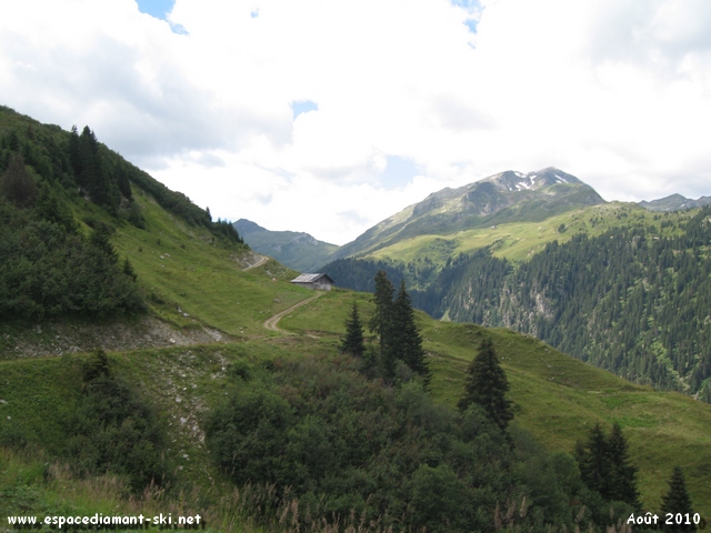 Le chemin se poursuit  flanc de montagne