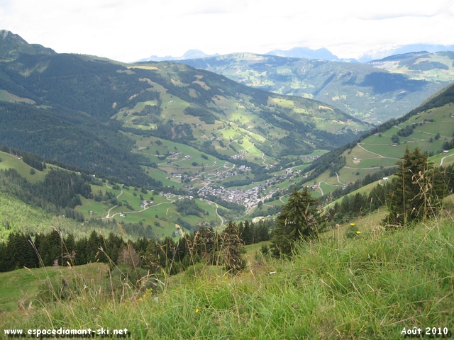 Le village d'Arches, 600 mtres de dnivele plus bas