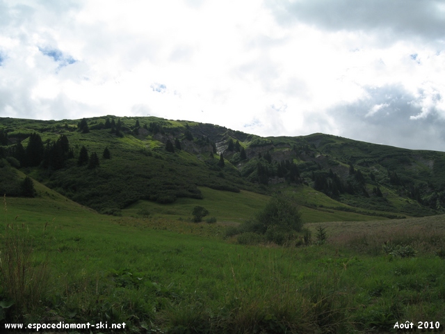 Les montagnes sur la gauche
