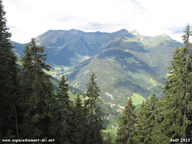 A droite, vue sur le massif du Mirantin culminant  2460 mtres d'altitude