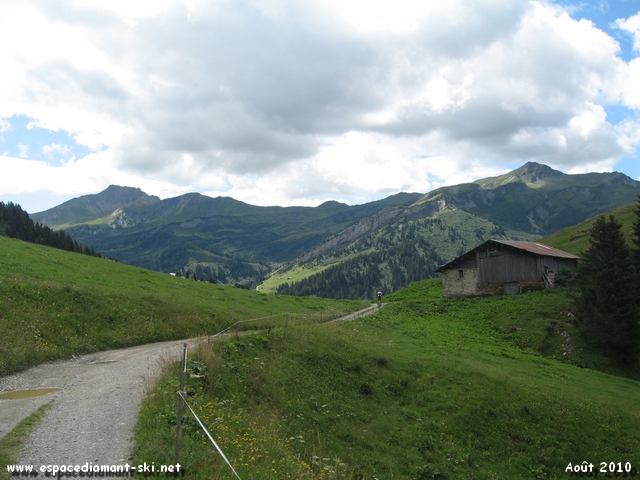Quelques nuages au-dessus du massif du Grand Mont