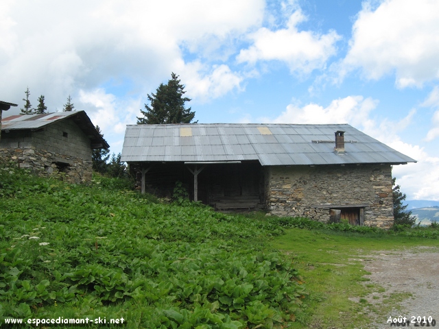 Passage de nouveau  ct d'une vieille ferme