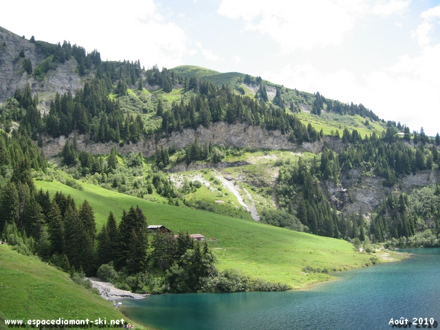 Avec le lac au premier plan