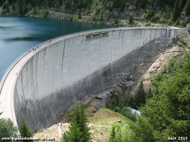 Vue plongeante sur le barrage, de type vote mince et de 70 mtres de hauteur