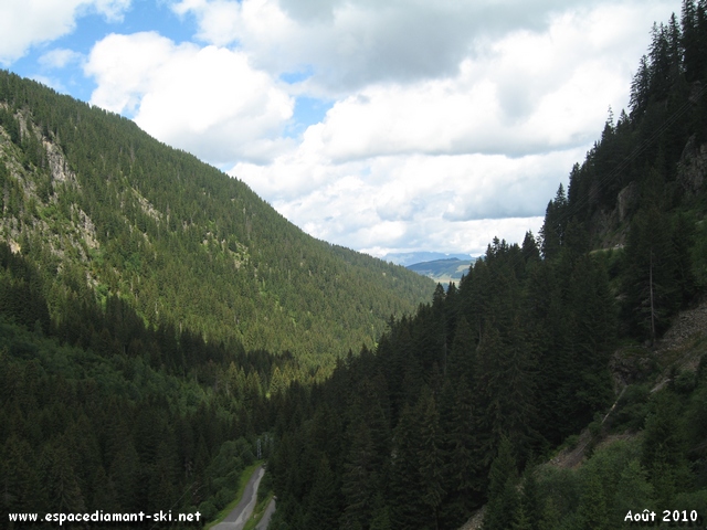 A droite, vue sur la D218D, permettant de regagner Arches