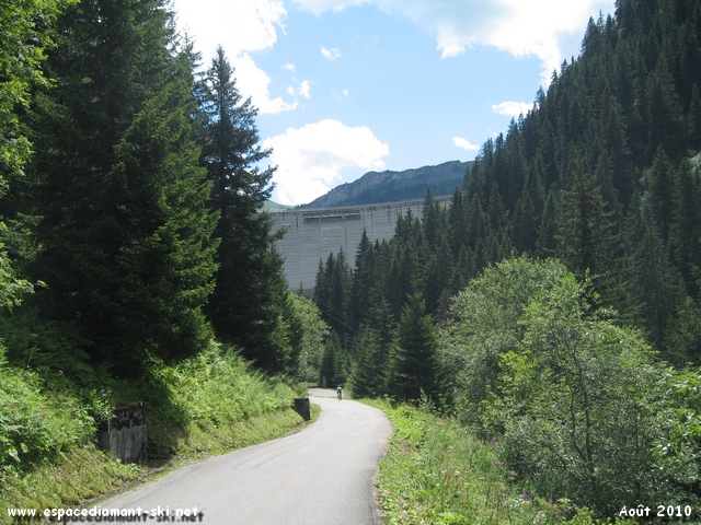 Une vue sur l'difice et ses trois dversoirs depuis la route rejoignant Arches