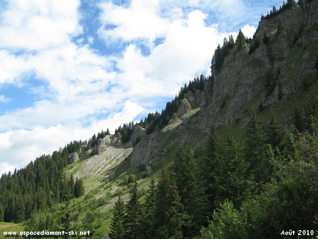 Eperon rocheux culminant  2108 mtres d'altitude