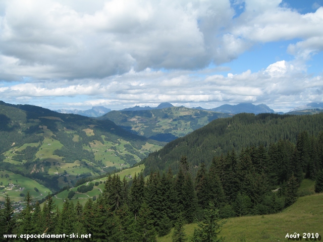 On aperoit derrire nous le Mont Bisanne et la Chane des Aravis en arrire plan