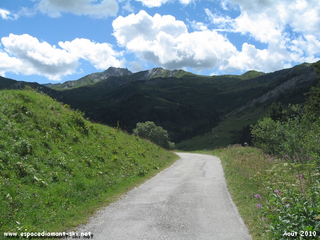 Peu aprs avoir pass la cascade, la route redescend