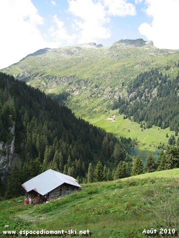 A droite, le massif du Grand Mont