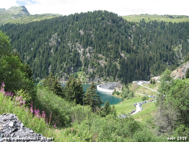 A droite, vue sur le barrage de Saint Gurin