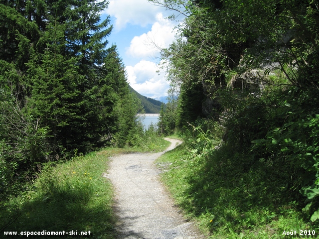 On aperoit de nouveau le lac en arrire plan