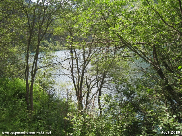 A gauche, vue sur le lac
