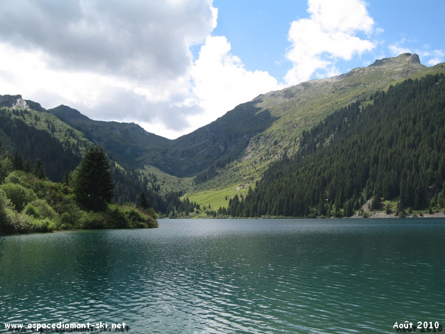 Le lac domin  droite par le Grand Rognoux, culminant  2364 mtres d'altitude