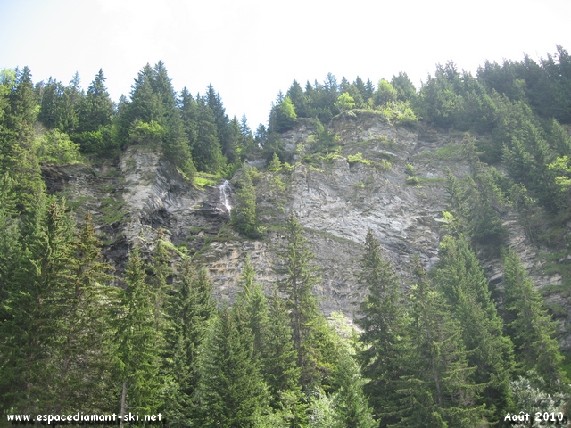 Sapins, rochers et cascade... la montagne  l'tat pur !