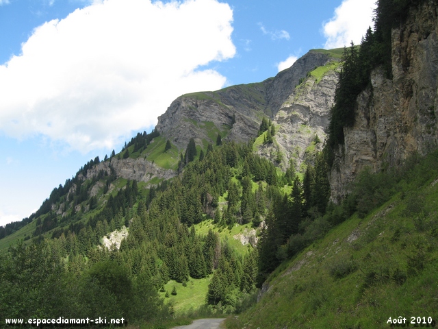 On se retourne : vue sur le massif accident du Mont des Acrays, au pied duquel passe notre itinraire