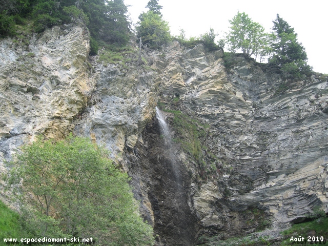 Cascade et barres rocheuses