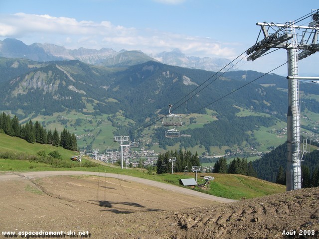 Vue sur Praz sur Arly et la Chane des Aravis depuis le sommet du Tlsige