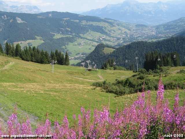 Au loin, la valle et la clbre station de Megve