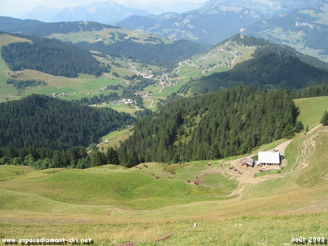 A droite vue sur les pentes abruptes du Crt du Midi rejoignant le Planay