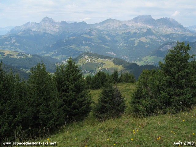 Au loin, le Roc des Evettes avec les Aravis et le Mont Charvin en toile de fond