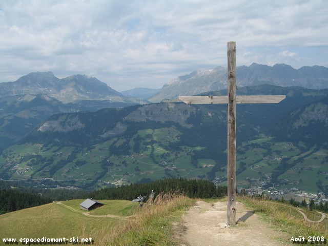 On redescend... La clbre croix en bois surplombant le Quzet et les pistes du massif