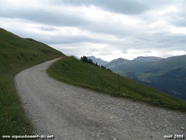 Le chemin se poursuit en balcon face  la Valle du Beaufortain