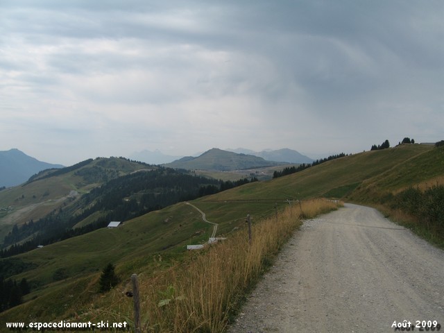 Regard en arrire : vue sur le Col de la Lzette, notre point de dpart, et Bisanne