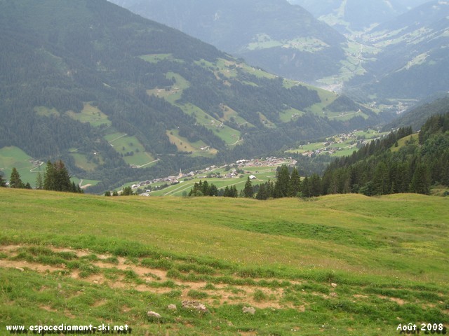 Le petit village d'Hauteluce, quelques centaines de mtres en aval