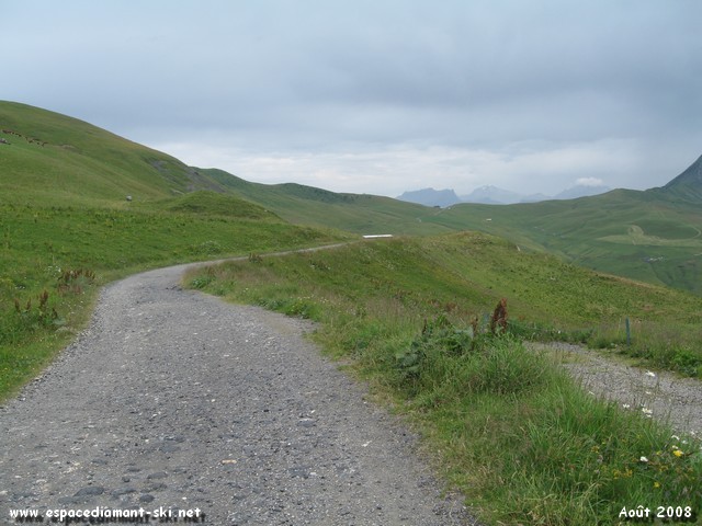 On aperoit le Col de Vry au loin