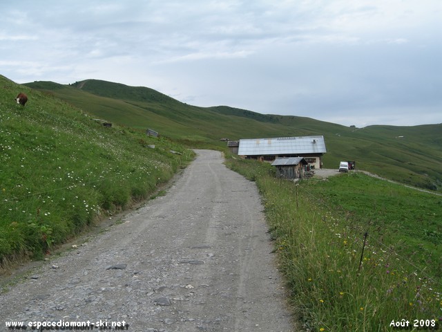 Passage  proximit d'une ferme
