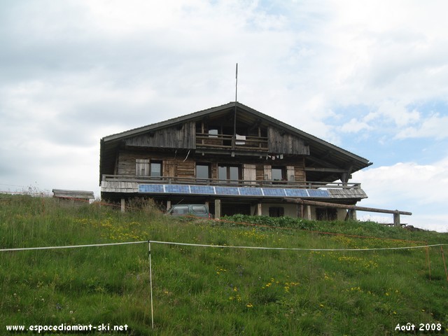Le Refuge de la Croix de Pierre et ses panneaux solaires