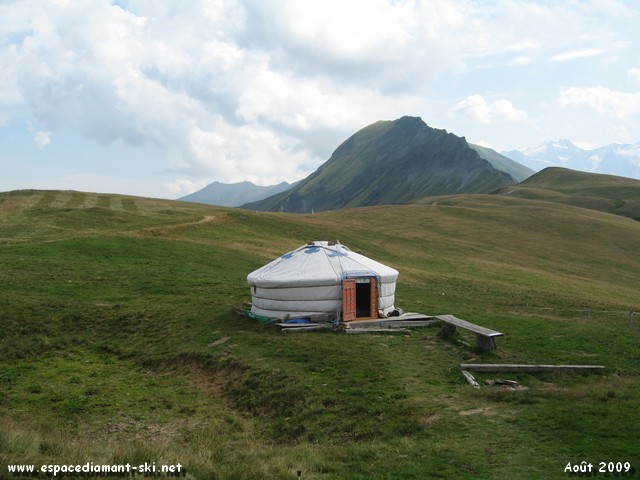 Nuite(s) possible(s) en refuge ou dans la yourte !