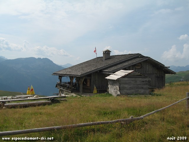 Direction le chemin du retour via Les Crtes : passage au-dessus du refuge de la Croix de Pierre