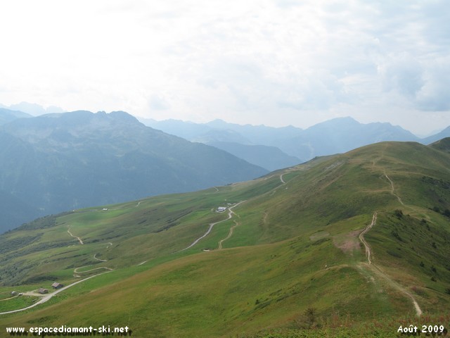 Le chemin aller situ en contrebas du sommet