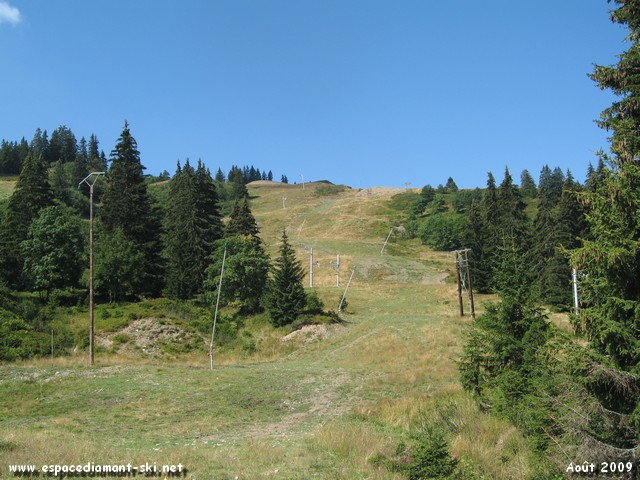 A droite, le sommet du Mont Rond